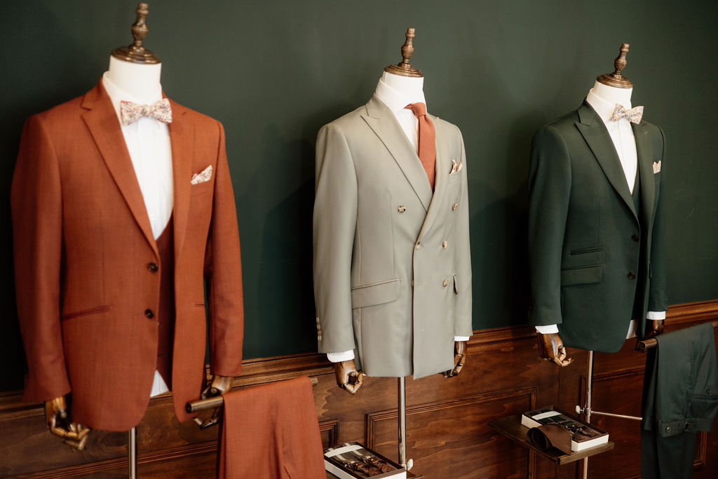 3 mannequins habillés Blandin & Delloye, en terracotta, taupe et vert forêt