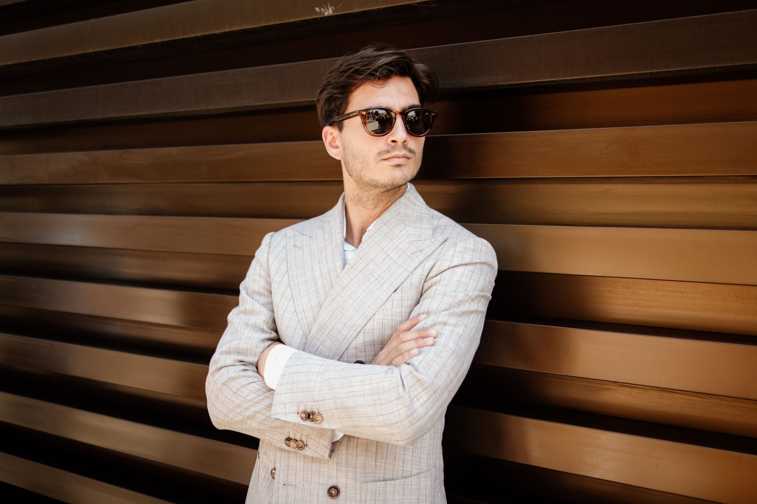Ivan, conseiller Blandin & Delloye à Caen, portant une paire de la collection B&D x TBD