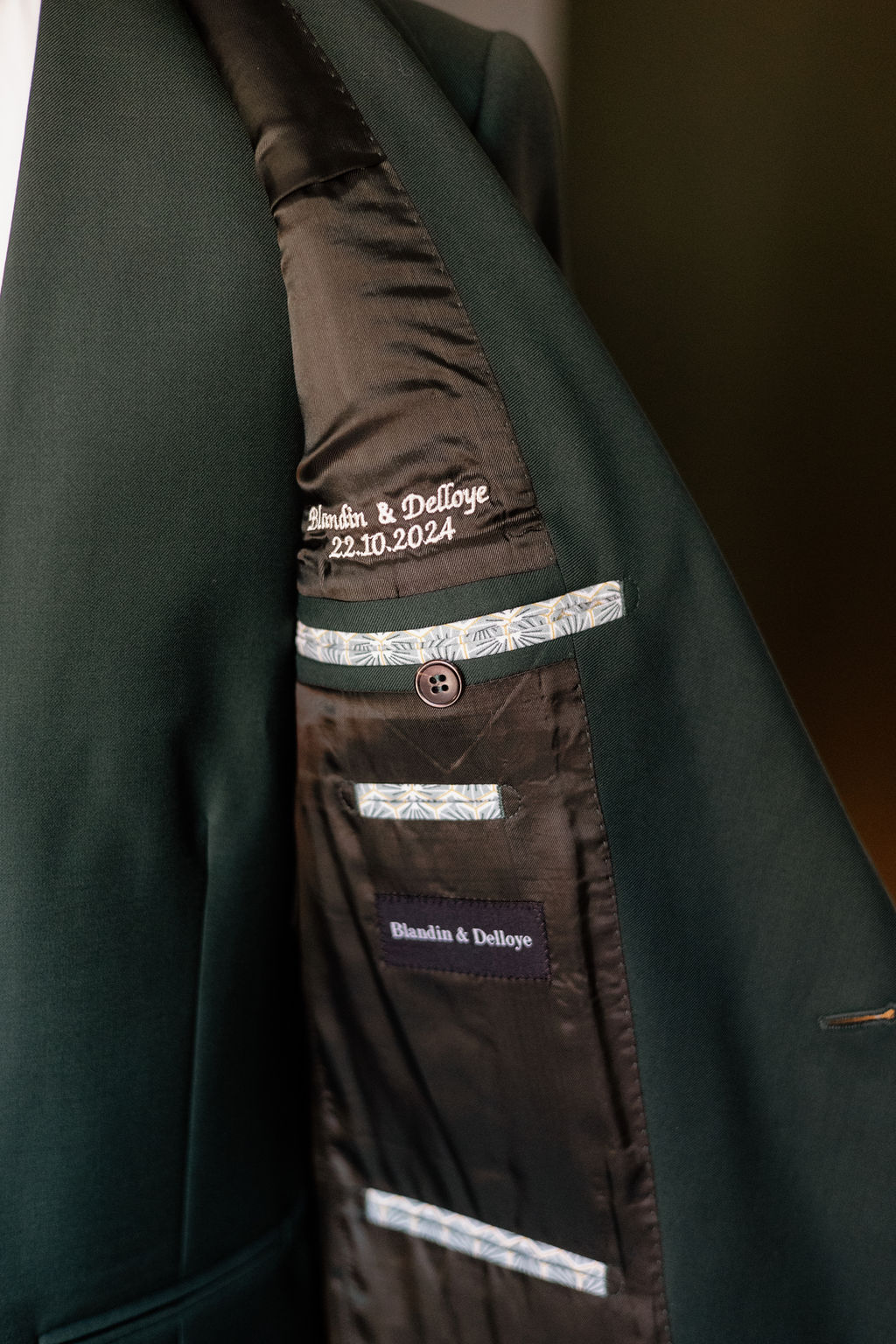 Intérieur d'une veste vert sapin B&D, drap en laine verte et doublure marron foncé