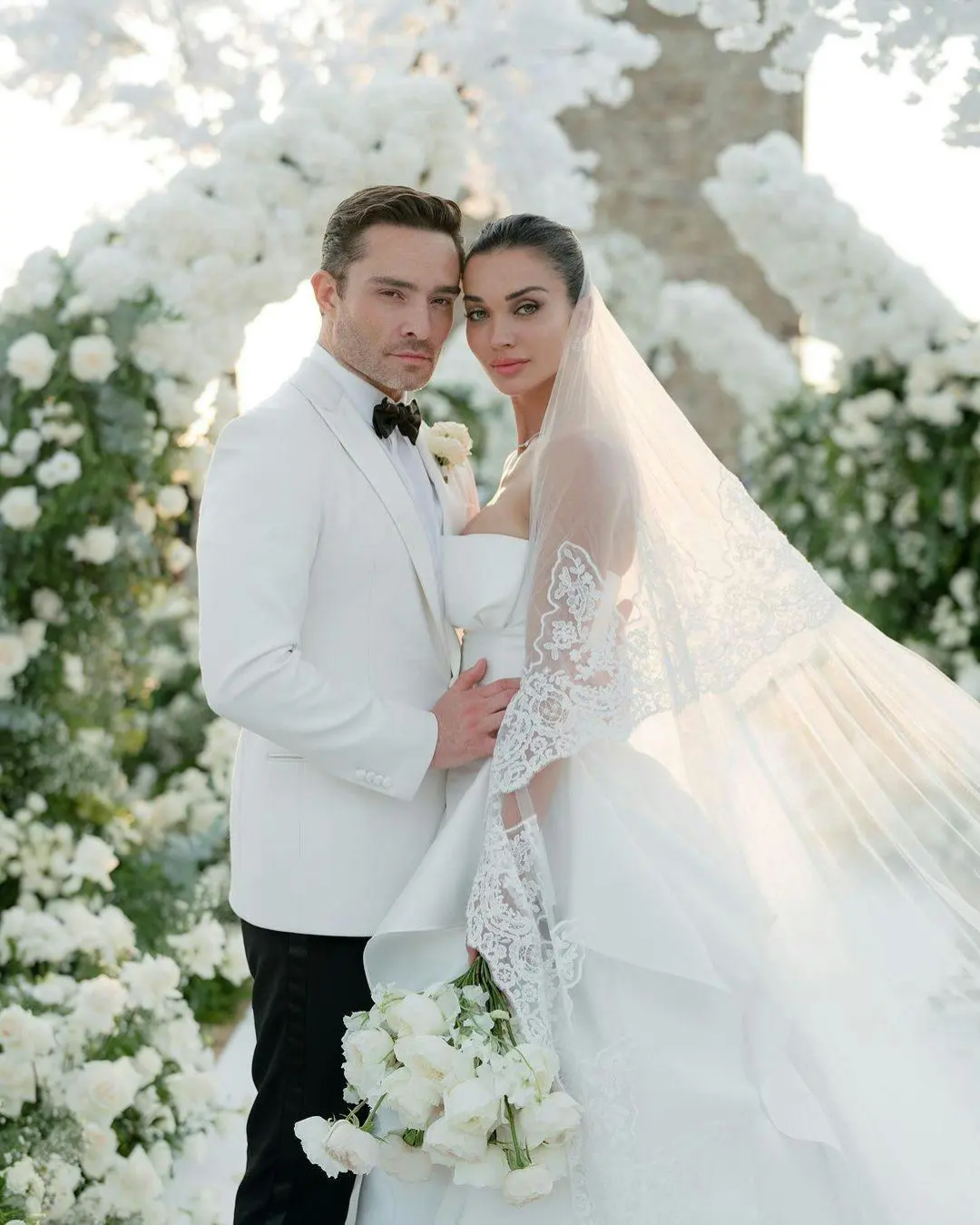 Mariage d&rsquo;Ed Westwick : Décryptage du Smoking « Riviera Chic »