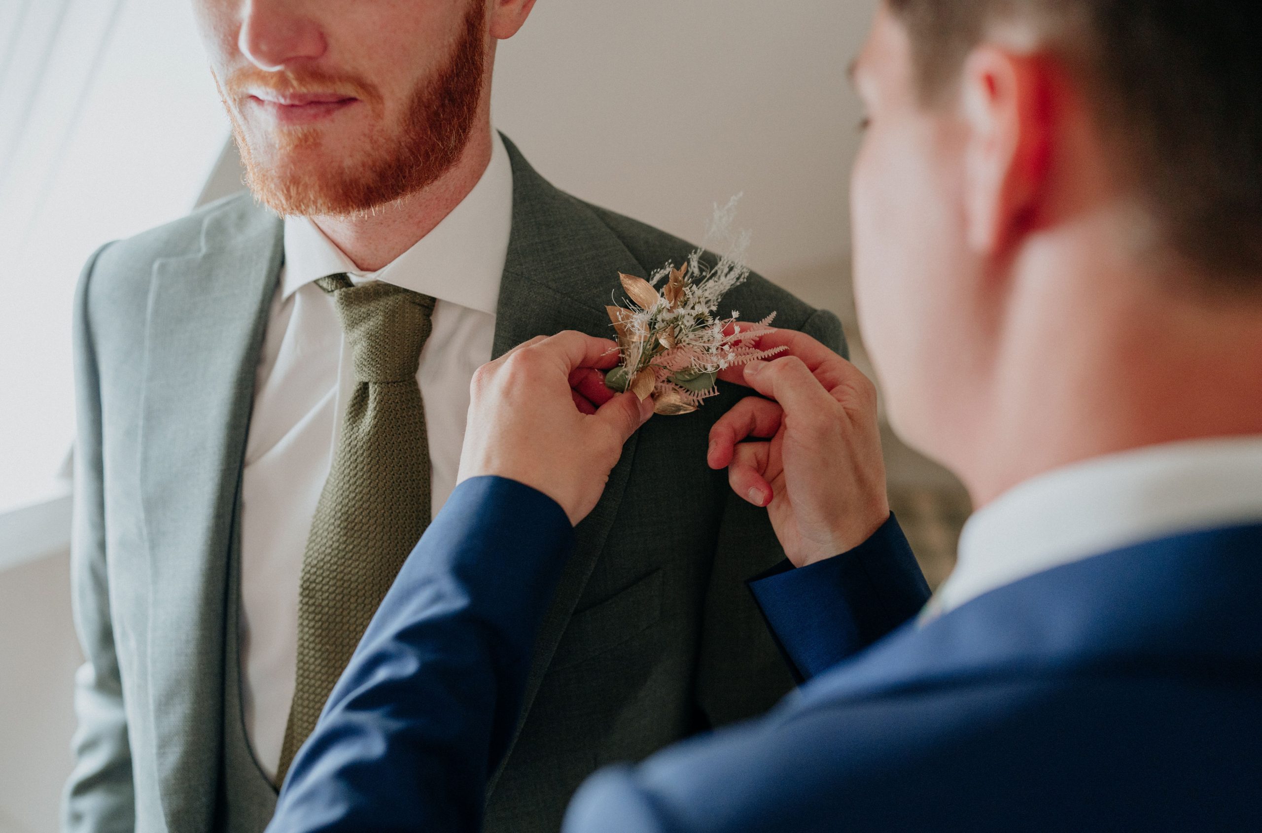 Comment assortir sa boutonnière à son complet ?