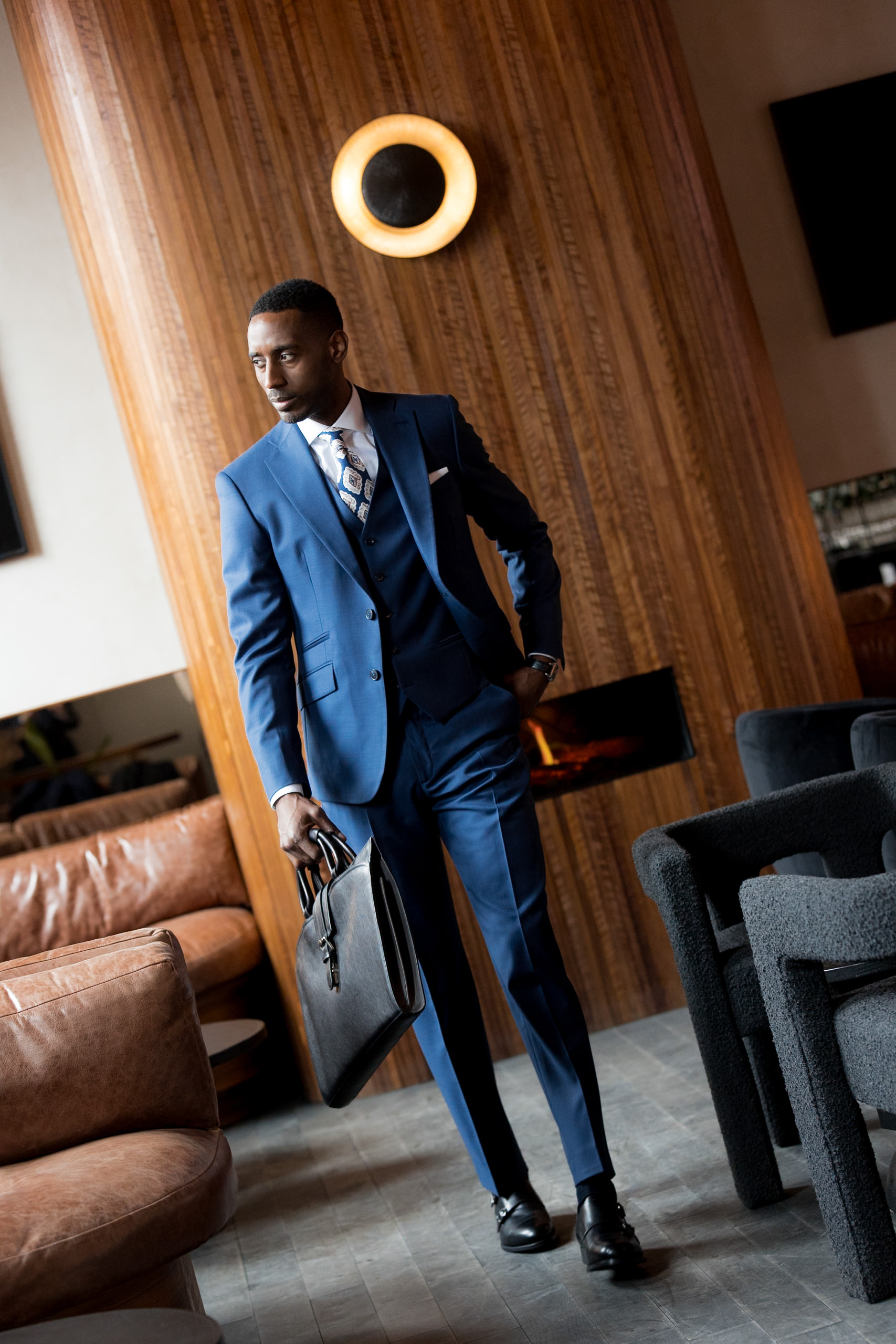 Comment reporter son costume trois pièces bleu de mariage