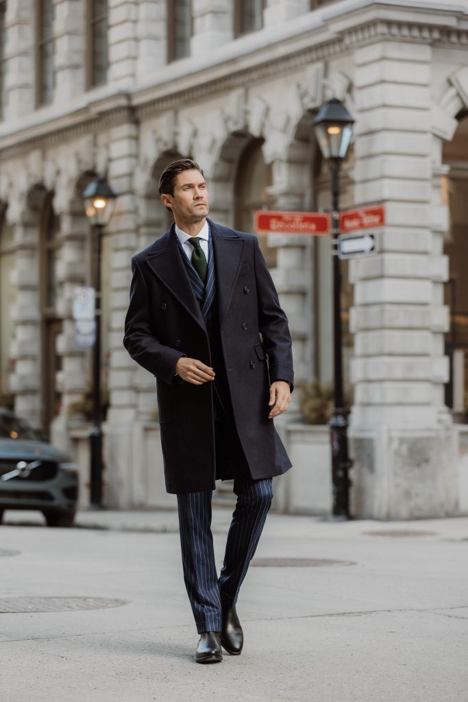 Image descriptive d'un polo coat bleu marine.