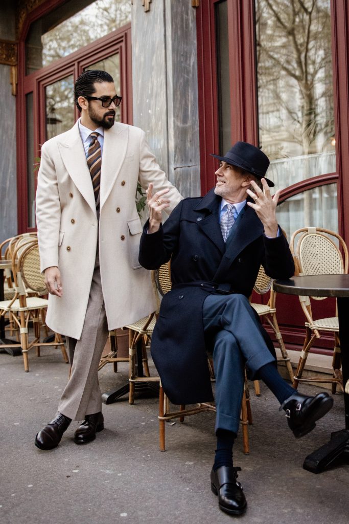 Image descriptive d'un pardessus croisé et d'un trench-coat.