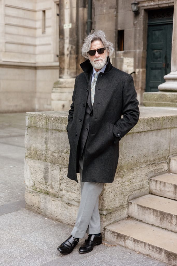 Image descriptive d'un manteau droit.
