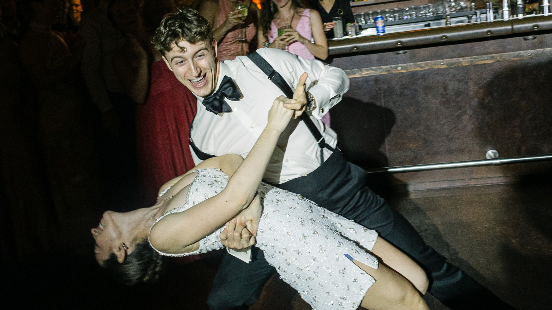 Photo d'un couple dansant sur la piste lors de leur mariage.