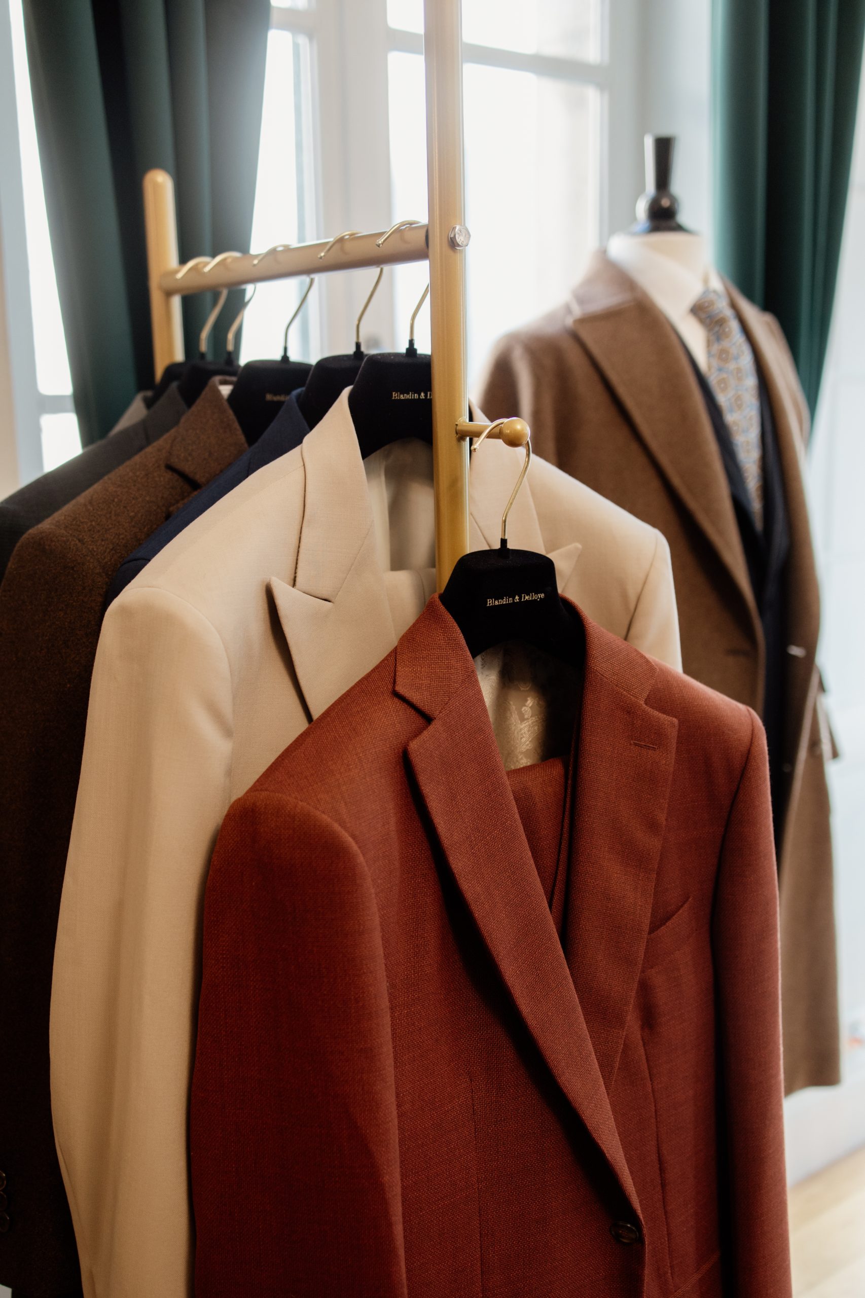 Photo de costumes sur des cintres, qui illustre le rituel du soi qui consiste à choisir sa tenue la veille.