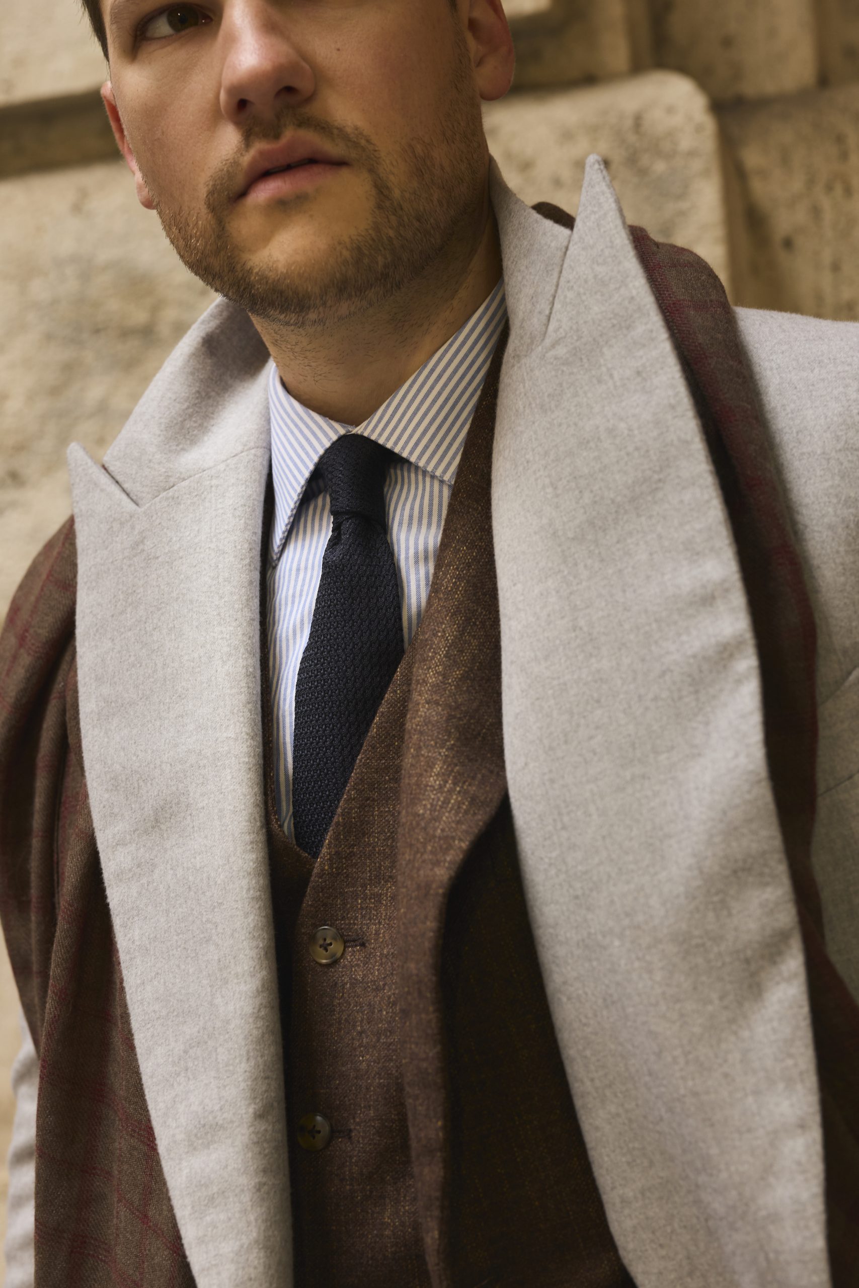 Photo d'un costume beige à cran aigu.