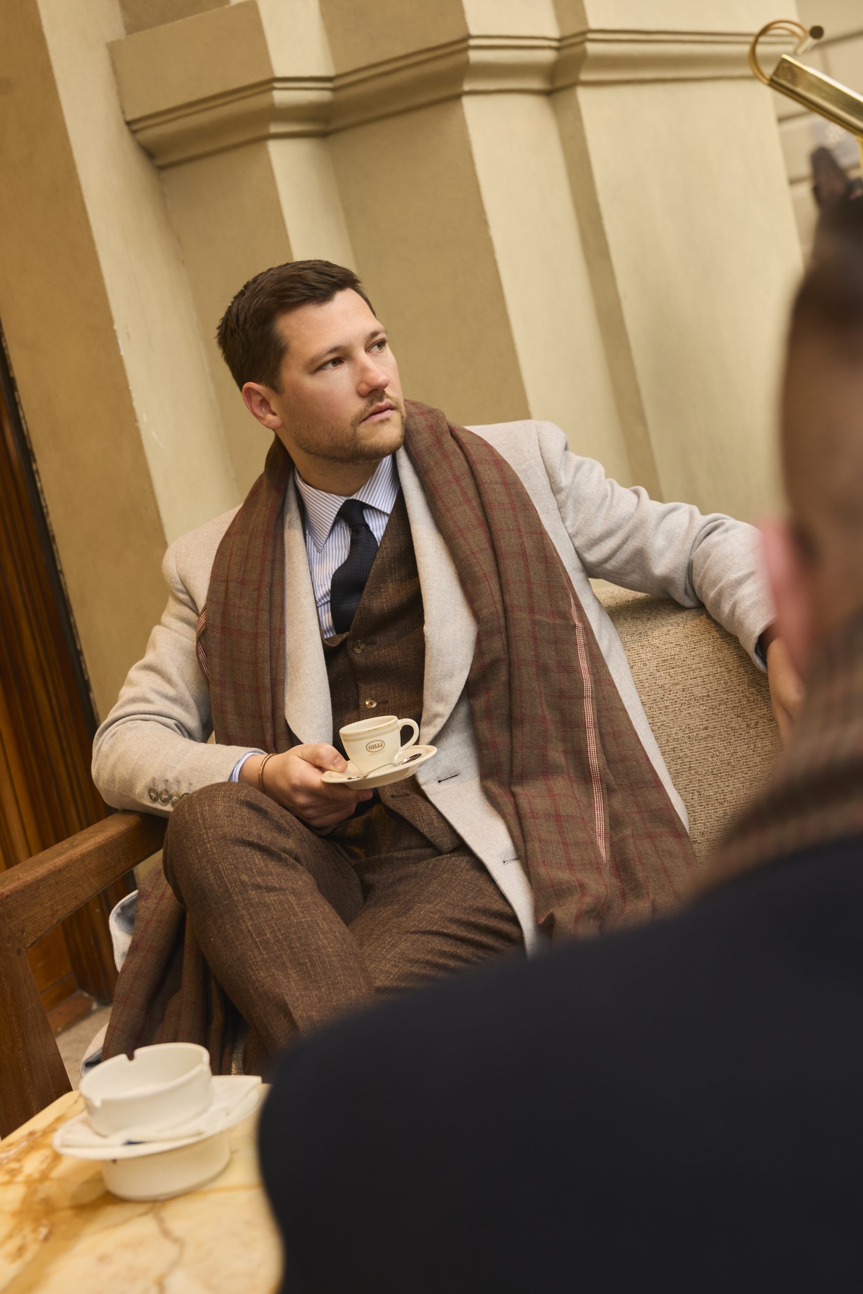 Photo d'un costume marron qui illustre une des pièces importantes d'un vestiaire masculin.