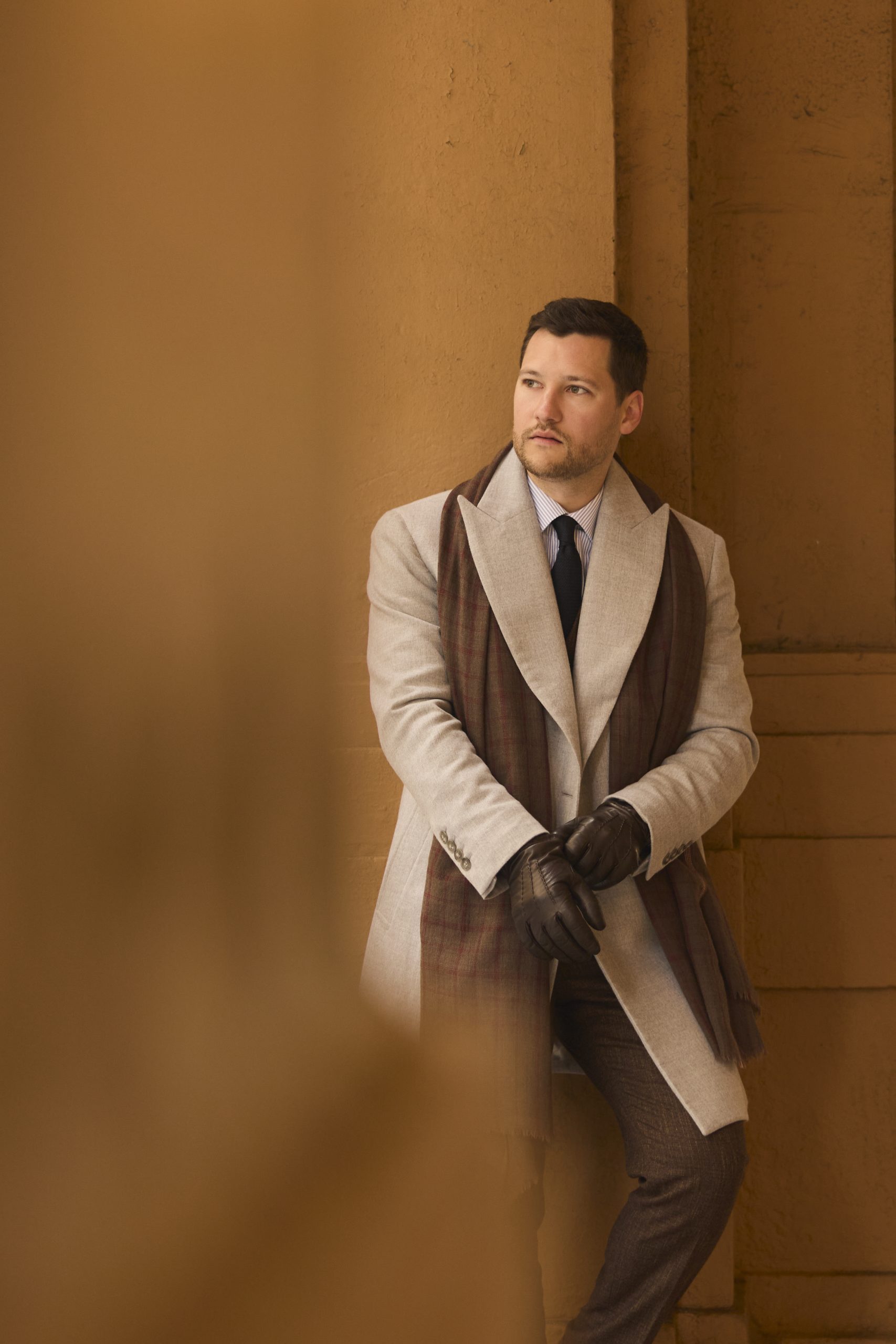 Photo d'un manteau beige à cran aigu avec une écharpe marron.