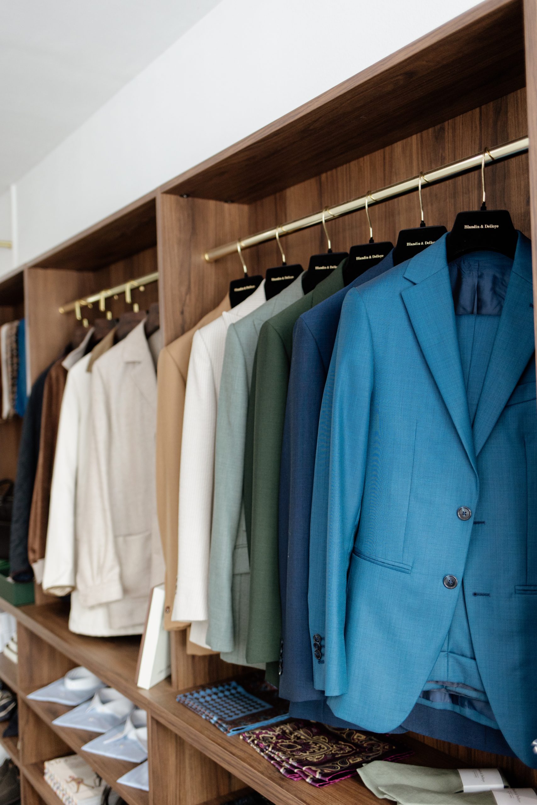 Photo de costumes rangés dans une penderie.