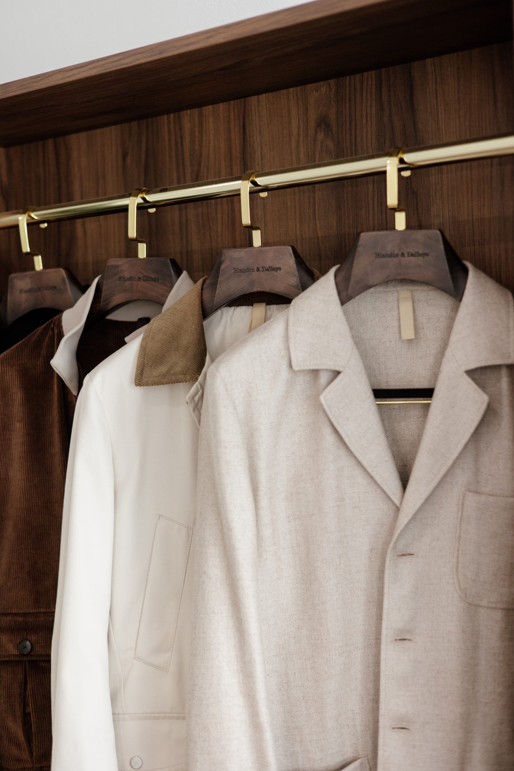 Photo de costumes dans un dressing, qui illustre le rituel du soir qui consiste à choisir sa tenue la veille.