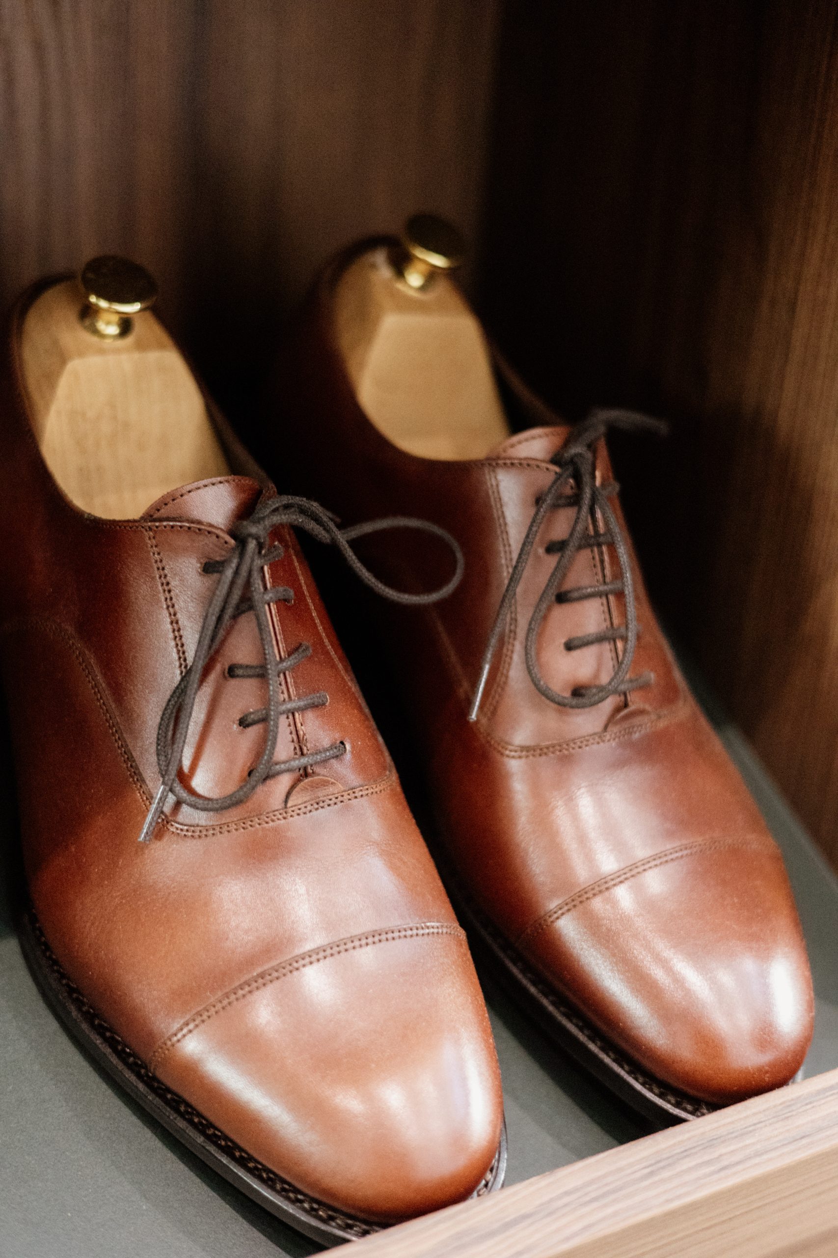 Photo de souliers marron avec embauchoirs.