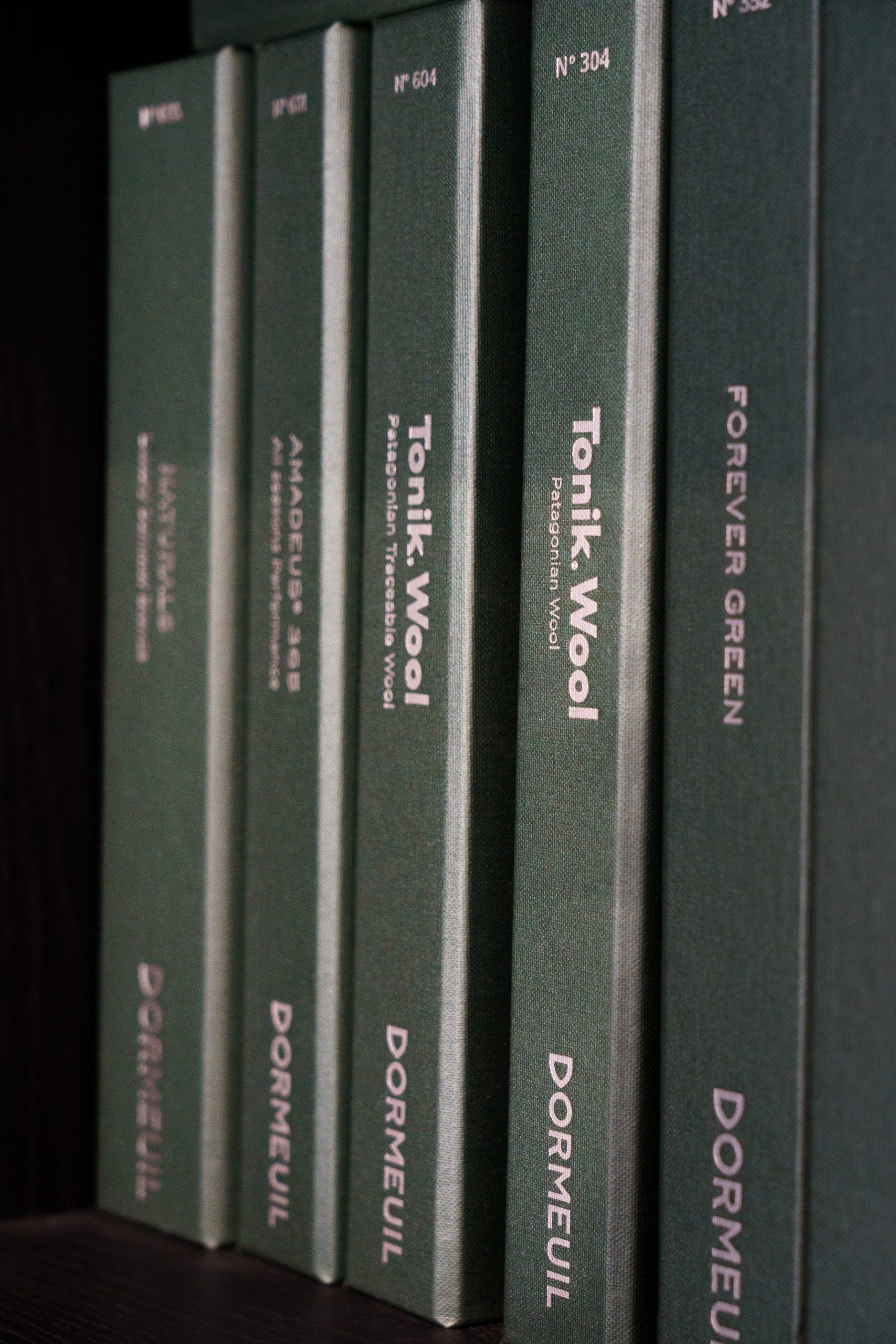Photos d'une liasse de tissus provenant de chez Dormeuil.