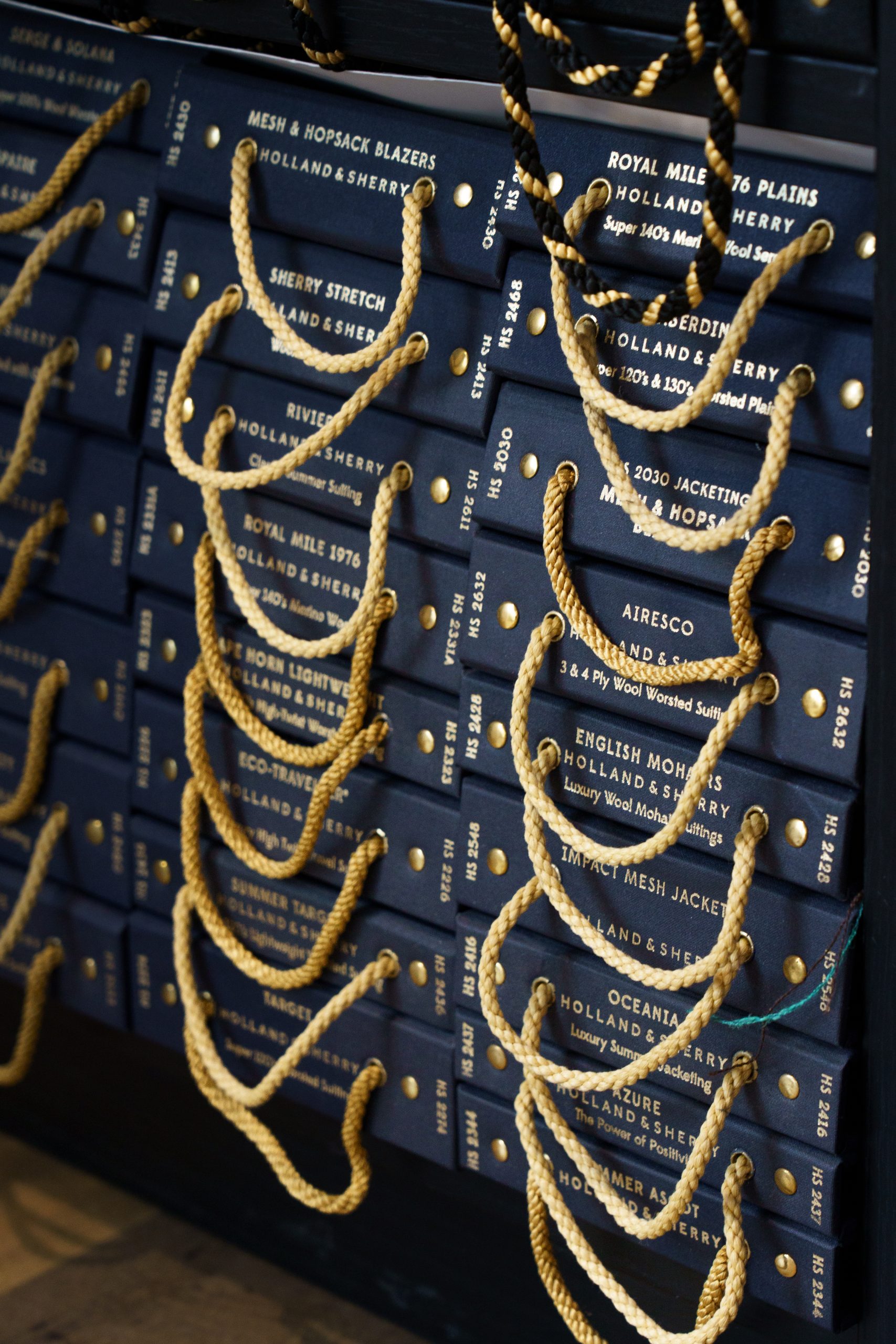 Photo d'une liasse de tissus provenant de chez Holland & Sherry.